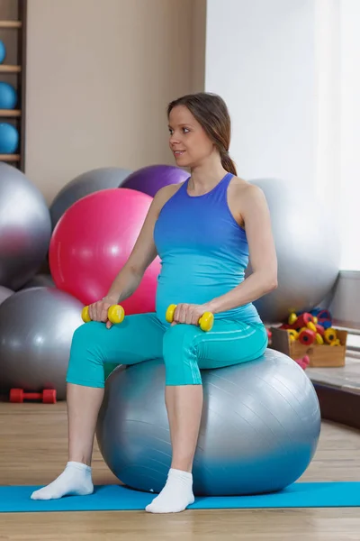 Zwangere Vrouw Zit Mat Sportschool Met Een Flesje Water Hand — Stockfoto