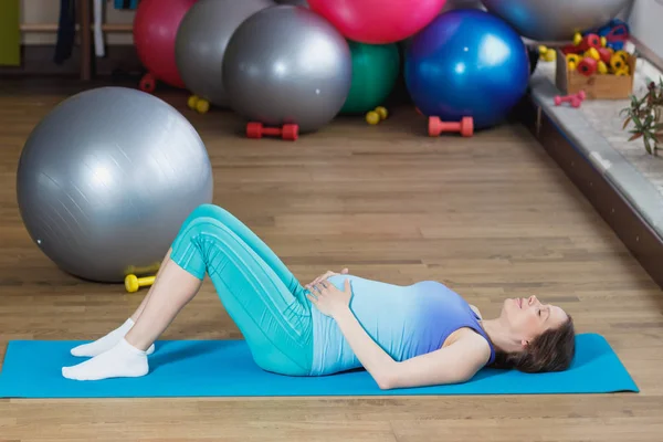 Donna Incinta Siede Sul Tappeto Palestra Con Una Bottiglia Acqua — Foto Stock