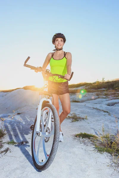 Młoda Kobieta Piękny Rower Sport Tle Błękitnego Nieba — Zdjęcie stockowe