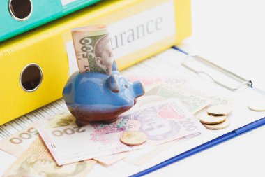 Temiz sigorta formu, büyüteç ve Ukraynalı para, yumuşak odak arka plan