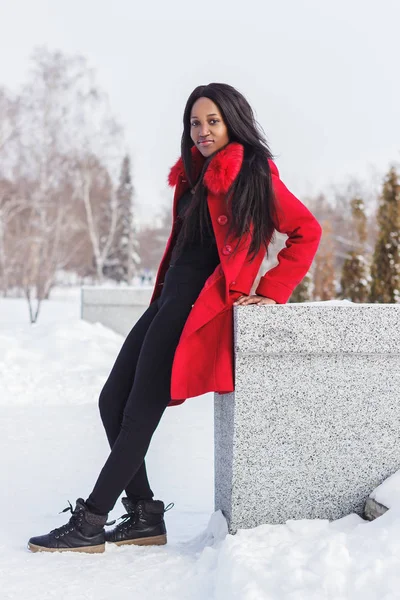 Vida Invernal Mujer Africana Joven Con Abrigo Rojo Pantalones Negros — Foto de Stock