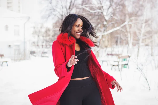 Vita Invernale Giovane Donna Africana Cappotto Rosso Pantaloni Neri Maglione — Foto Stock