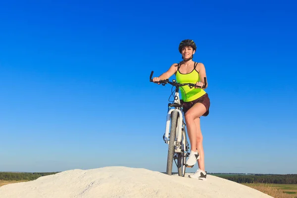 Літній Час Молода Красива Жінка Спортивним Велосипедом Фоні Блакитного Неба — стокове фото