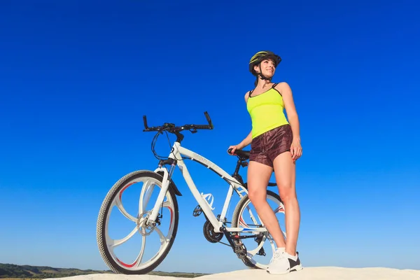 Sommerzeit Junge Schöne Frau Mit Sportfahrrad Vor Blauem Himmel — Stockfoto