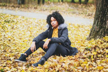 Rahat kıyafetler giymiş genç esmer kadın sonbahar