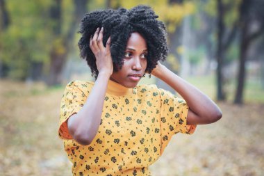 Rahat kıyafetler giymiş genç esmer kadın sonbahar