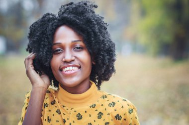 İçinde rahat kıyafetler giymiş genç esmer kadın