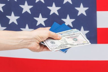 El Amerikan dolar ve ulusal bayrak arka plan üzerinde pasaportlar