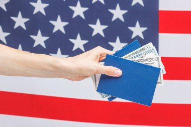 El ile ulusal bayrak arka plan üzerinde Amerikan pasaportu