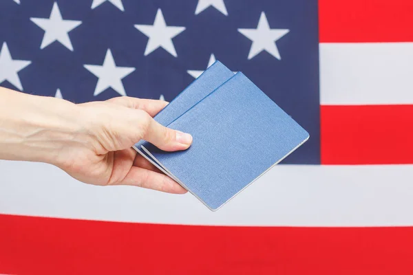 Ręka Amerykańskim Paszportem Tle Flaga Narodowa — Zdjęcie stockowe