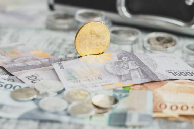 Bitcoin, koyu arka plan üzerinde dijital para birimi