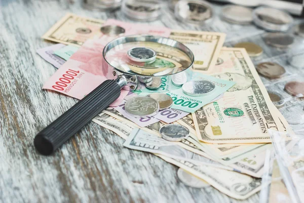 Diferentes Dólares Americanos Rupias Indonesias Una Lupa Concepto Numismático Fondo — Foto de Stock