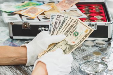 Beyaz eldiven elinde farklı banknot tutun