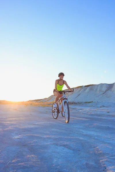 Young sporty woman with a bike, soft focus background — Stock Photo, Image