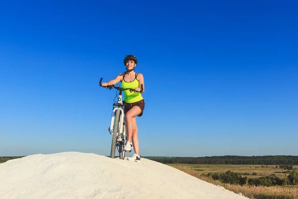 Młoda kobieta sportowy rower, delikatne rozmycie tła — Zdjęcie stockowe