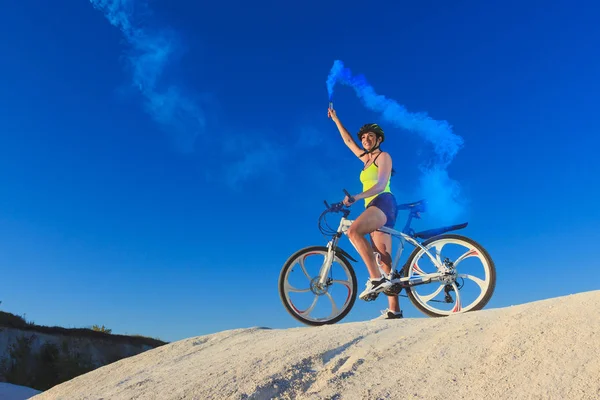 Young sporty woman with a bike, soft focus background — Stock Photo, Image