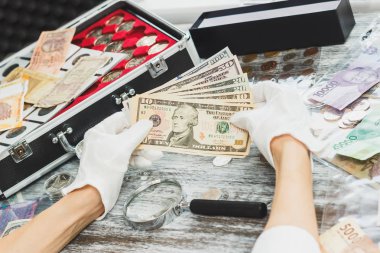 Beyaz eldiven elinde farklı banknot tutun