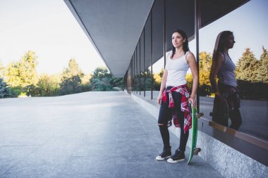 Sokakta kaykay ile güzel kadın