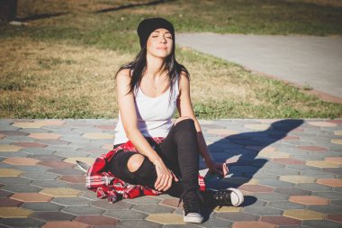 Sokakta kaykay ile güzel kadın