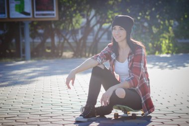 Sokakta kaykay ile güzel kadın