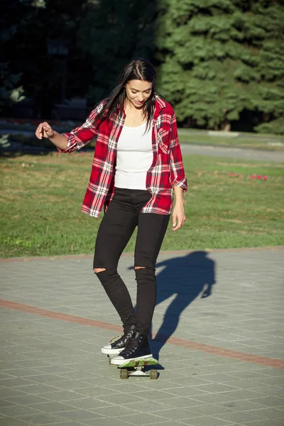 Bella donna con uno skateboard per strada — Foto Stock