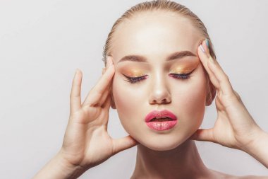 Makyaj ile güzel kadın portre, stüdyo ateş