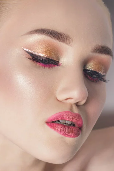 Makyaj ile güzel kadın portre, stüdyo ateş
