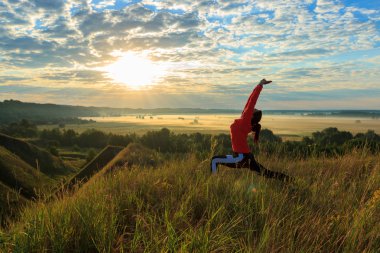 Doğada Kız fitness için yoga egzersiz yapıyor.