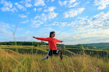 Doğada Kız fitness için yoga egzersiz yapıyor.