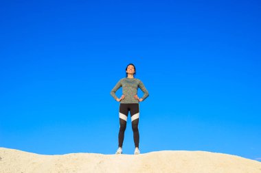 Doğada Kız fitness için yoga egzersiz yapıyor.