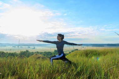 Doğada Kız fitness için yoga egzersiz yapıyor.