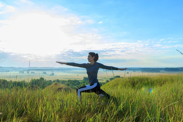 Doğada Kız fitness için yoga egzersiz yapıyor.