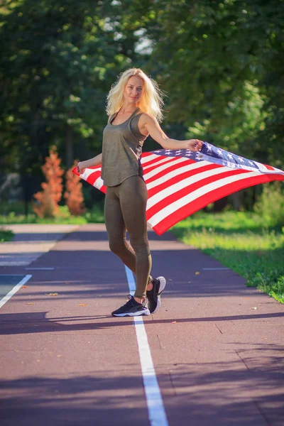 Spor: Amerikan bayrağı ile spor genç kadın.