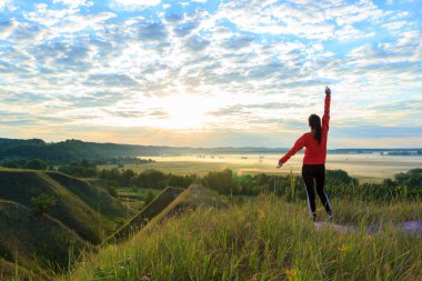 Doğada Kız fitness için yoga egzersiz yapıyor.