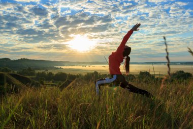 Doğada Kız fitness için yoga egzersiz yapıyor.