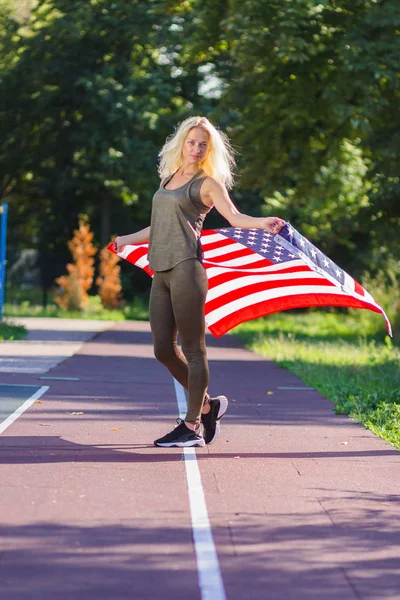 Sport: jonge vrouw in sportkleding met de Amerikaanse vlag. — Stockfoto