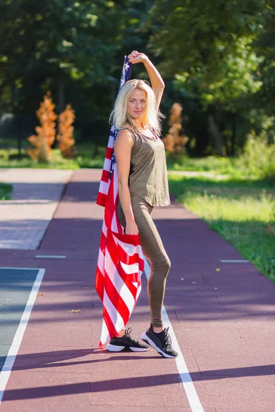 Spor: Amerikan bayrağı ile spor genç kadın.