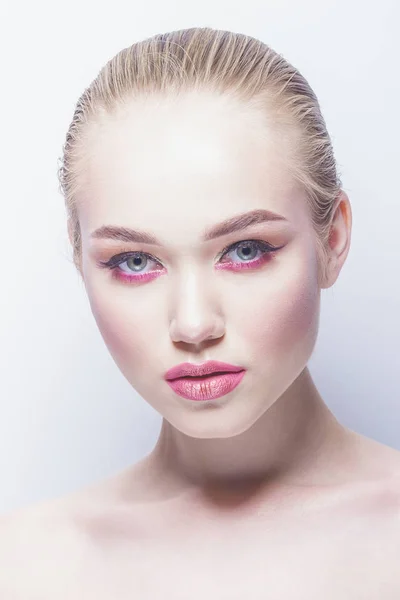 Portret van mooie vrouw met make-up, studio shoot — Stockfoto