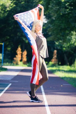 Spor: Amerikan bayrağı ile spor genç kadın.