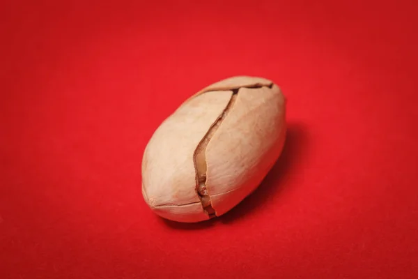 Background: pecan on a red background — Stock Photo, Image