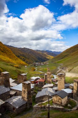 Georgia Svaneti. Dağlarda yürüyüş.