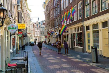 Amsterdam, Hollanda - 6 Haziran 2018: Rainbow Lgbt gurur darbeler Hollanda Amsterdam Caddesi'nde esintiyle bayraklar