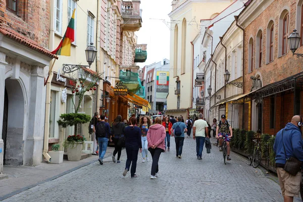 立陶宛维尔纽斯 2018年6月7日 人们沿着街道走在老城 维尔纽斯 立陶宛 — 图库照片