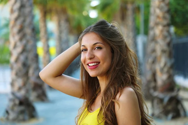 Hermosa Joven Morena Sonriendo Con Una Sonrisa Perfecta Parque Esperando — Foto de Stock