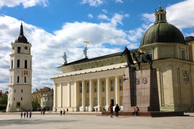 Vilnius, Litvanya - 7 Haziran 2018: Katedral Meydanı anıt Grandük şafak, Vilnius Katedrali ve çan kulesi ile