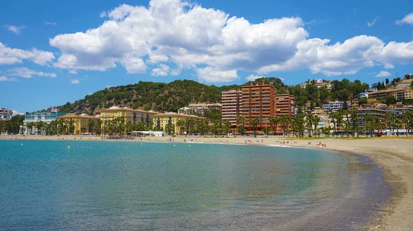 青い空と白い雲 スペインのマラガのビーチの美しい景色 — ストック写真