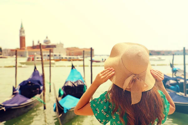 소녀와 그녀의 모자를 프리와 플레어 배경에 곤돌라 베니스에서 빈티지 — 스톡 사진