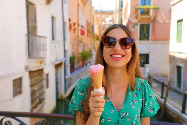 Divat Lány Eszik Fagylaltot Híd Csatorna Velence Olaszország — Stock Fotó