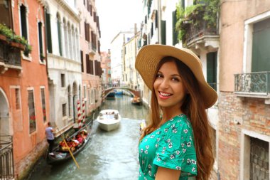 Venedik onun tatil yeşil elbise ve şapka ile gülümseyen neşeli kadın. Mutlu çekici kız gülümseme kamera Venedik, İtalya.