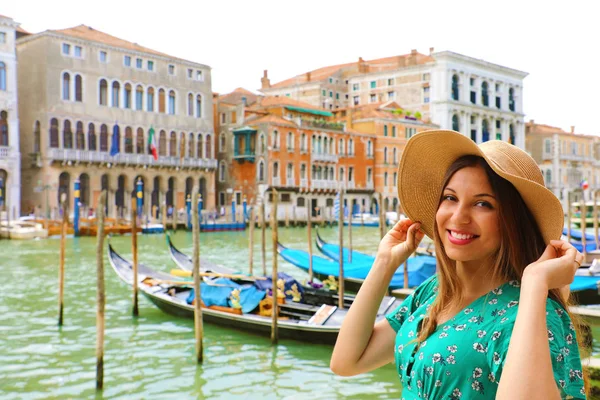 Праздники Венеции Красивая Женщина Соломенной Шляпе Улыбается Перед Камерой Венецианским — стоковое фото
